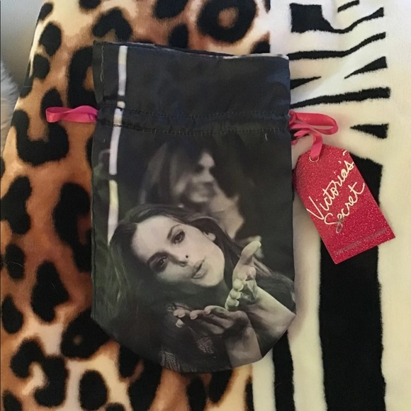 Victoria’s Secret - Picture 2 of 5